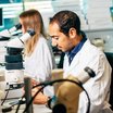 Ein Wissenschaftler in einem Labor