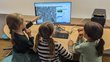 Drei Kinder sitzen vor dem PC 