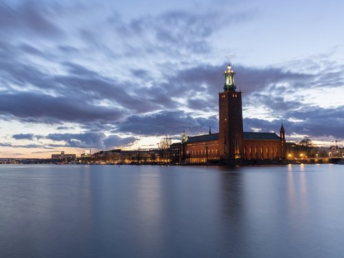Blick auf Stockholm in der Dämmerung vom Meer aus.