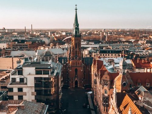 Blick auf Riga mit einer Kirche im Hintergrund