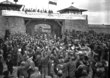 Nachgestellte Szene vom ersten Eintreffen amerikanischer Soldaten in Mauthausen, vermutlich 7. Mai 1945 